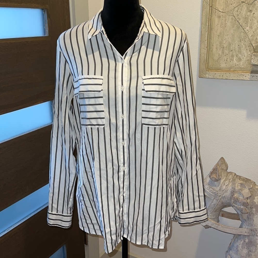 EXPRESS Sz L striped‎ white gray stripes buttoned down long sleeves blouse top